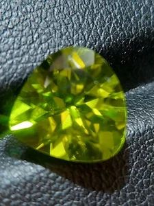 Lustrous peridot gemstone - faceted natural Chrysolite 4.80 CTS - Bild 1 von 11