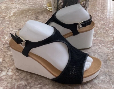 Nueva sandalia de cuña Dr. Scholl's Wiley para mujer negra con correa en T punta abierta talla 11M, $129  Foto 1 de 4