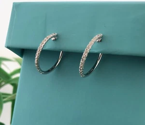 Aretes tipo argolla de diamantes de oro blanco de 18k con 32 diamantes RBC de 0,20 quilates - Imagen 1 de 3