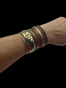 Juego de 2 brazaletes de latón vintage de metales mezclados ornamentados boho puños anchos India cobre - Imagen 1 de 17