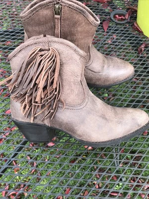 Bota Feminina Ariat Duquesa Western Cowboy Franja Marrom-Castanho 7.5B Zíper Lateral - Imagem 1 de 4