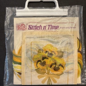 Vintage gelb/gold Stiefmütterchen Wolle Nadelspitze Kit Stitch n Time Continental 70er Kunst - Bild 1 von 5