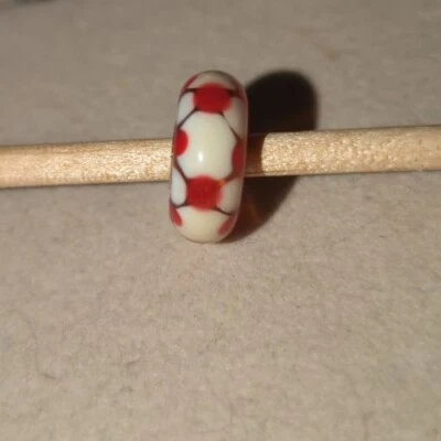 Nuevo Trollbeads Roble Único Cuentas Rojo Crema Edredón Dije Foto 1 de 2