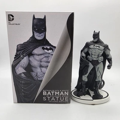 Estatua de Batman DC Collectibles Blanco y Negro Eduardo Risso 2da Edición Foto 1 de 4