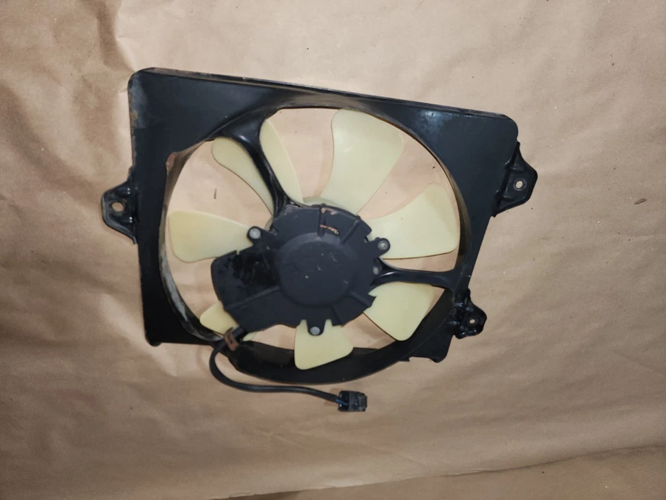 94-99 TOYOTA CELICA RADIADOR DERECHO REFRIGERANTE AGUA REFRIGERACIÓN VENTILADOR MONTAJE CUBIERTA Foto 1 de 2