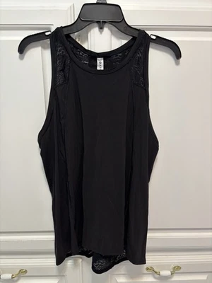 Camiseta sin mangas de entrenamiento elástica de encaje floral negra Athleta para mujer talla mediana Foto 1 de 4