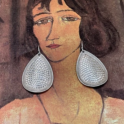 Novos brincos de prata esterlina com lágrima da designer Anna Beck - Imagem 1 de 4