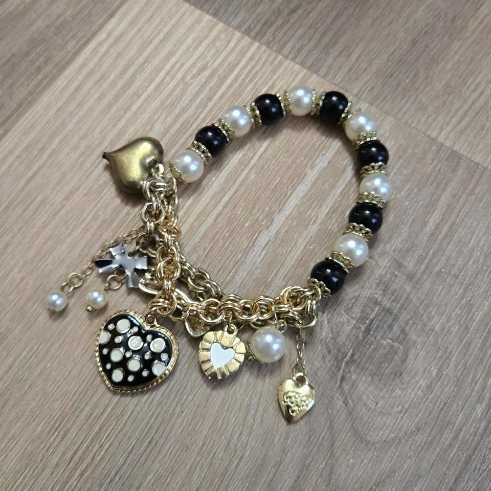 Pulsera Betsey Johnson con dije elástico en corazón de perlas blancas y negras Foto 1 de 3