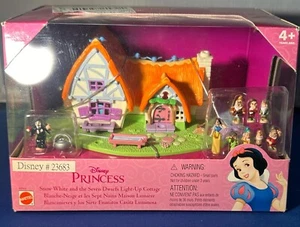 NUEVO EN PAQUETE JUEGO DE COLECCIÓN DISNEY BLANCO COMO LA NIEVE ENANOS ILUMINADO CASA DE CAMPO NUNCA ABIERTO - Imagen 1 de 5