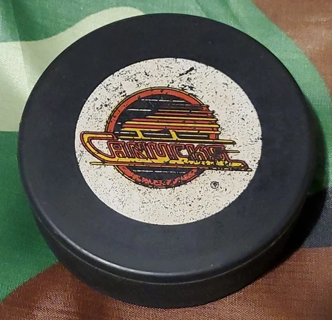 VANCOUVER CANUCKS NHL VINTAGE LICENSED PUCK INGLASCO MADE IN CZECHOSLOVAKIA π¨πΏ Cover