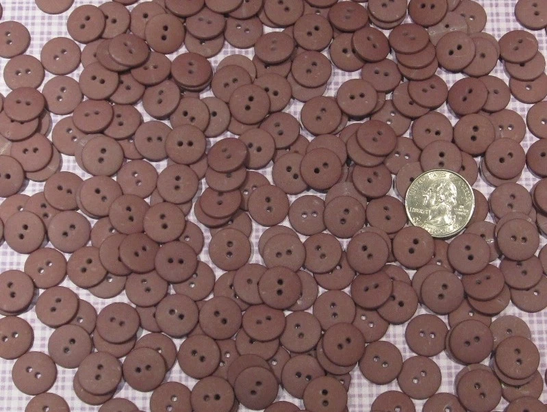 BOTONES redondos teñidos a mano de 1/2", 2 agujeros, colores surtidos, lotes de 20 o 40 mixtos Foto 1 de 1