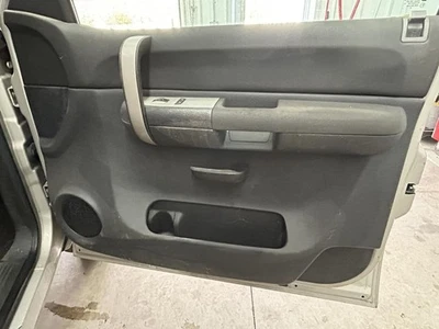 Painel de acabamento de porta frontal lateral de passageiros 2009 GMC Sierra 1500  - Imagem 1 de 4