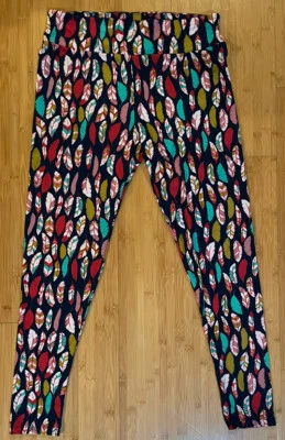 NOVA Leggings LuLaRoe TC Alta e Curvilínea Preta com Estampa de Penas - Imagem 1 de 2