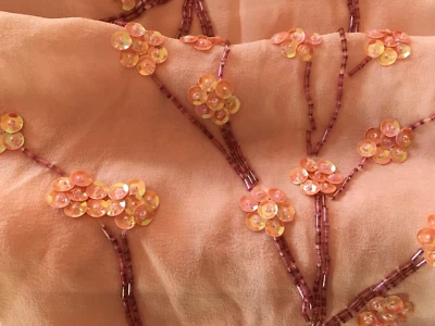 Xale/envoltório/lenço crepe de seda Keke vintage - Flores de cerejeira, lantejoulas, bordados - Imagem 1 de 4