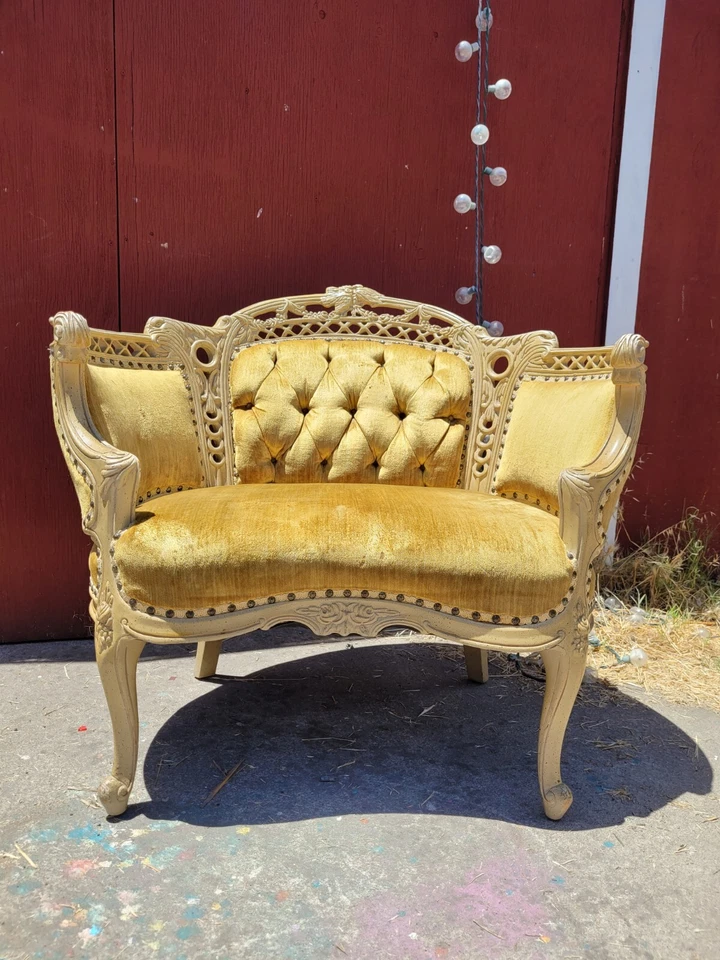 Silla antigua de madera tallada estilo rococó  Foto 1 de 4