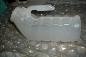 .HERREN TRANSLUZENTES TRAGBARES EINWEG-URINAL AUS KUNSTSTOFF je 1000 ccm - Bild 1 von 1