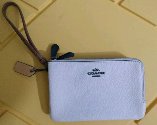 Polso Coach doppio angolo con zip pelle ciottolata IM CHALK