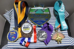 4 verschiedene Medaillen aus 5K Rennen rund um den Mittleren Westen - Bild 1 von 12