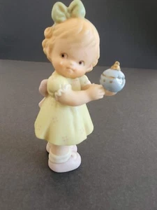Vintage 1995 Enesco Mädchen mit gebrochenem Ornament 4 Zoll Weihnachtsfigur #14470 selten neu im Karton - Bild 1 von 9