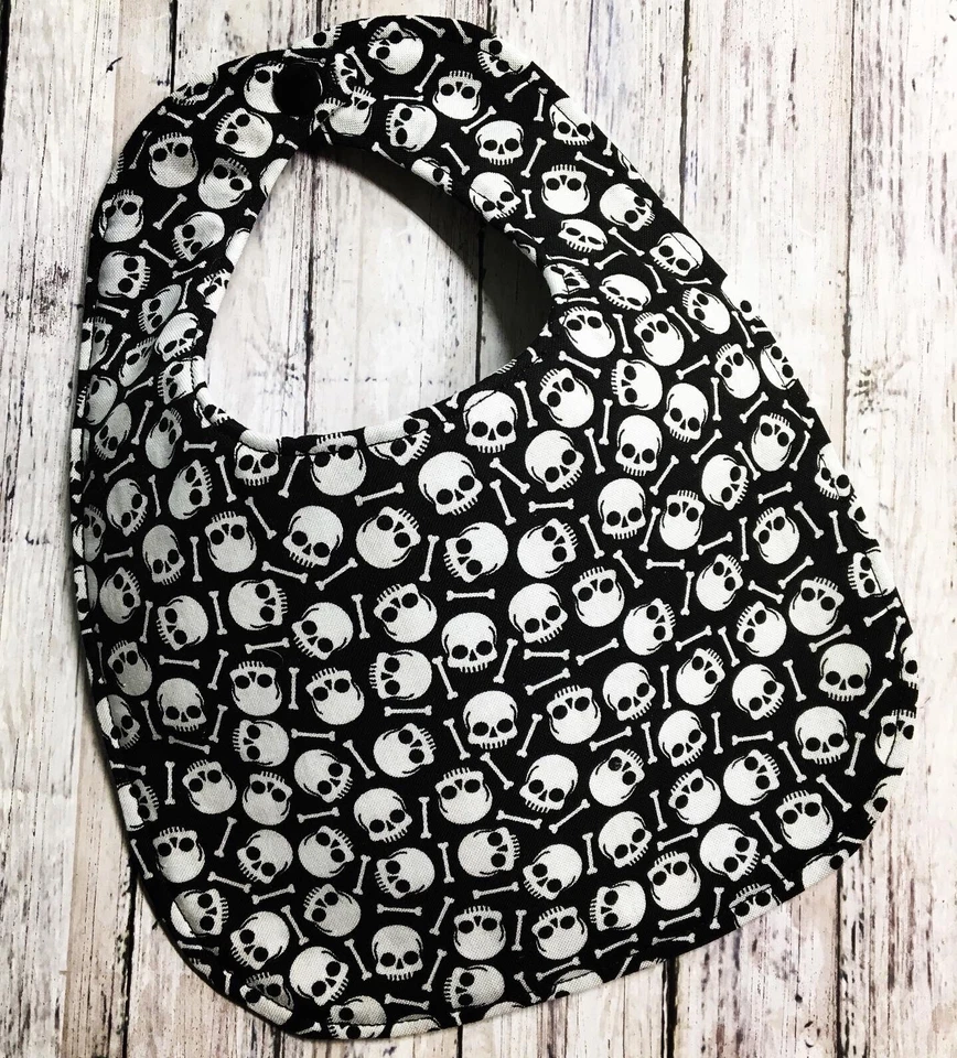 Babero de bebé Skulls N Bones Little Caption pirata Foto 1 de 1