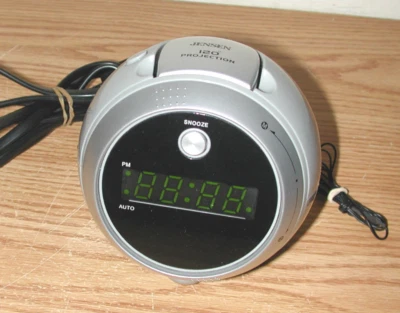 JENSEN JCR-222 AM/FM 120° PROJECTION DIGITAL ALARM CLOCK RADIO - Image 1 of 4