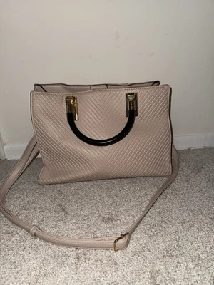 Bolso de Mano Patrón Chevron con Correa Bandolera y Acentos Dorados Por Marc New York Foto 1 de 4