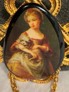 Pin de porcelana victoriano dama sosteniendo perro chapado en oro base de pasador y cadena - Imagen 1 de 6