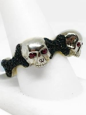Anillo Stephen Webster Calavera y Huesos Para Hombre Plata Esterlina Rubí y Zafiro Negro Foto 1 de 4