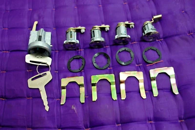 DAIHATSU TAFT ROCKY FEROZA FOURTRAK SPORTRAK IGNITION CYLINDER LOCK SET WITH KEY Foto 1 de 2