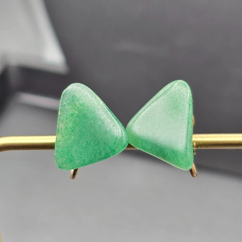 Pendientes de clip triángulo de piedras preciosas aventurina verde de colección tono dorado de 0,75" MCM 1950 Foto 1 de 4