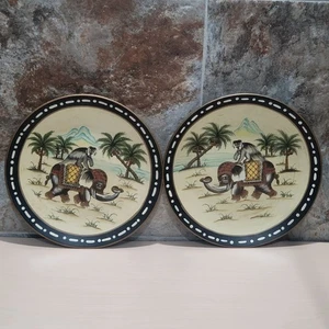 Par de platos decorativos de cerámica pintados a mano mono montando elefante - Imagen 1 de 10