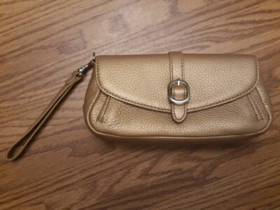 Cartera sin asas de muñeca de cuero granulado dorado TALBOTS - Acento de hebilla Foto 1 de 4