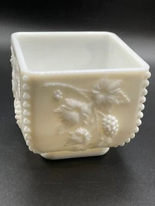 Vintage Perlen - Traubendekoriert Milchglas Süßigkeiten Schüssel Quadratischer Sockel Wohnkultur - Bild 1 von 6