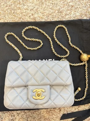 Bolso Chanel 20S Gris Piel de Cordero Mini Cuadrado Solapa Aplastamiento de Perlas/Bola Dorada Nuevo con Etiquetas Foto 1 de 4
