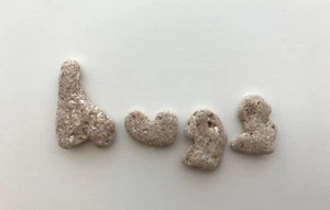 Natürliche buchstabenförmige Umarmungen Felsen Strand Stein Kiesel Handwerk Mixed Media Schild USA - Bild 1 von 9