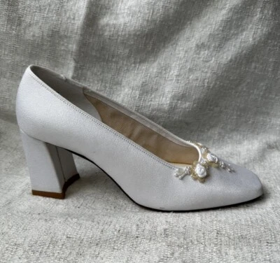Tacones altos vintage Bridesmaids by Dyeables para mujer con cuentas blancas talla 7B NNT Foto 1 de 4