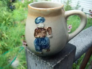 Taza de Cerveza Antigua Roseville HOLANDA En relieve Jarra Amarilla Gres Niño Holandés Niña - Imagen 1 de 2