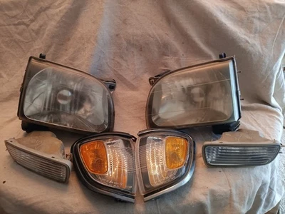 2001 Toyota Tacoma OEM Full Front Headlight Blinker Side Marker Assembly Bulbs - Image 1 of 4