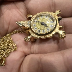 Vintage Endura Schildkröte Stil Anstecknadel Brosche Uhr Anhänger Kette Unisex gebrochen Krone - Bild 1 von 13