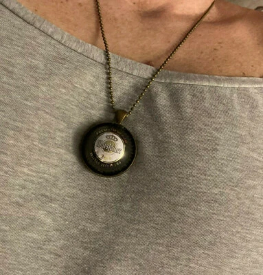 Collana fatta a mano con tappi di bottiglia corona catena sfera birra coca tappo - Immagine 1 di 4