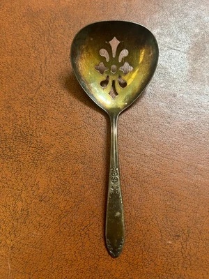 Colher perfurada National Silver Plate King Edward azeitona ou Bon Bon - Imagem 1 de 2