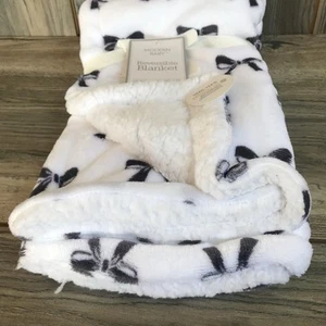 Modern Baby Reversible, Super Soft Baby Blanket 30"x40" White Navy Blue Bows NEW - Picture 1 of 6
