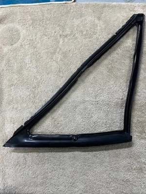 Mopar новый из старых запасов Frt..Дверное вентиляционное стекло с полосой Lt. 68-70 Belv. Coronet, зарядное устройство 2Dr. H.T - Изображение 1 из 3