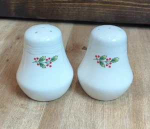 VTG Christmas Gibson Holly Berries Salt & Pepper Shaker Set Holiday - Picture 1 of 5