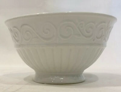 Colección de vajilla Gibson Designs Claremont pergaminos/columnas en relieve sin adornos Foto 1 de 4