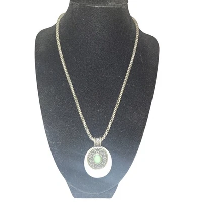 Collar Colgante Tono Plata con Piedra Verde Redonda e Incrustación de Madreperla Foto 1 de 4