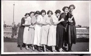 VINTAGE PHOTOGRAPH 1920'S GIRLS DRESS FASHION LOS ANGELES CALIFORNIA OLD PHOTO - Picture 1 of 1
