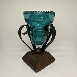 "Florero aislante Hemingray #40 hecho a mano vidrio azul turquesa metal negro madera 6,5""" - Imagen 1 de 12