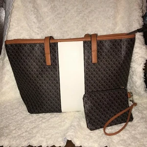 NWOT Large Shoulder Bag With Change Purse - Picture 1 of 9