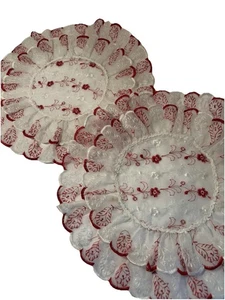 Lote de 2 tapetes redondos de 2 niveles bordados rojos y blancos de colección con volantes - Imagen 1 de 8